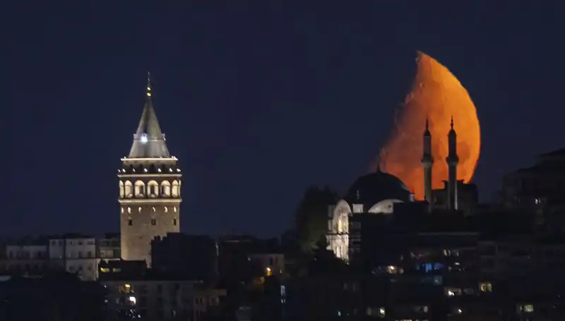 İstanbul'un Gözdesi: Yarım Ay, Şehri Büyüledi