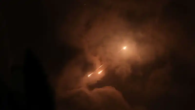 İran'ın Gece Saldırıları: Füzelerin Vuruluş Zamanları Ne Anlama Geliyor?