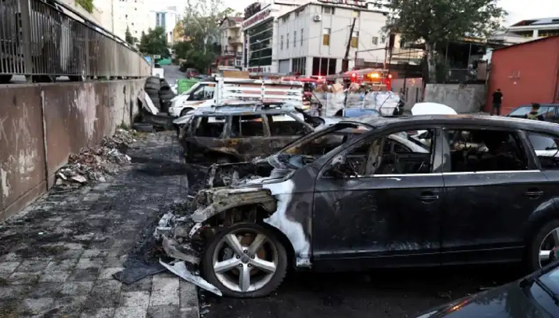 Sanayi Bölgesindeki Araç Yangını: Onarıma Bekleyen Araçlar Alev Alev Yandı
