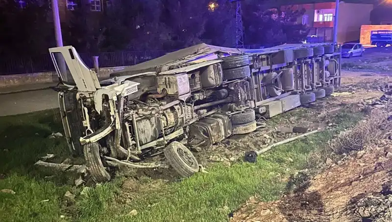 TIR Devrildi: 6 Kişi Yaralı, Olay Yerinde Panik Yaşandı