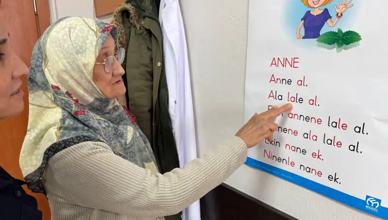 Hayatının Geç Döneminde Okuma Yazma Öğrenen 65 Yaşındaki Ayşe Teyze