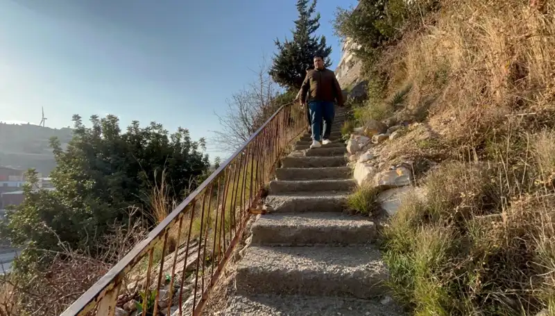 Uçurum Kenarındaki Evler: 107 Basamakla Zorlu Bir Hayat Mücadelesi