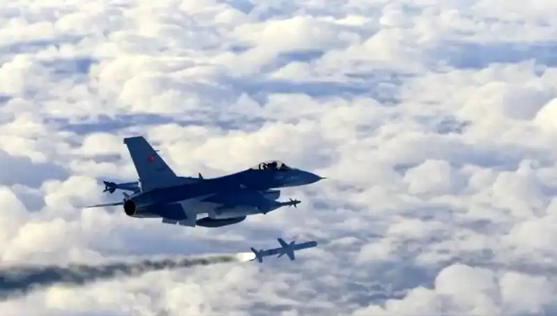 F-16 EDPOD: Yeni Nesil Hava Savunma Teknolojisi Gövde Gösterisi Yapıyor