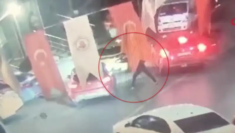 Kağıthane’de Sokak Ortasında Cinayet: Genç Gencin Otomobilinde Kurşun Yağmuruna Tutuldu