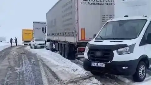 Kars-Ardahan Karayolunda Tırların Kara Saplandığı Büyüleyici Kış Manzarası