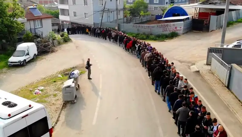 Bursa'nın O Mahallesinde Yine Geleneksel Bayramlaşma Kuyruğu Uzandı