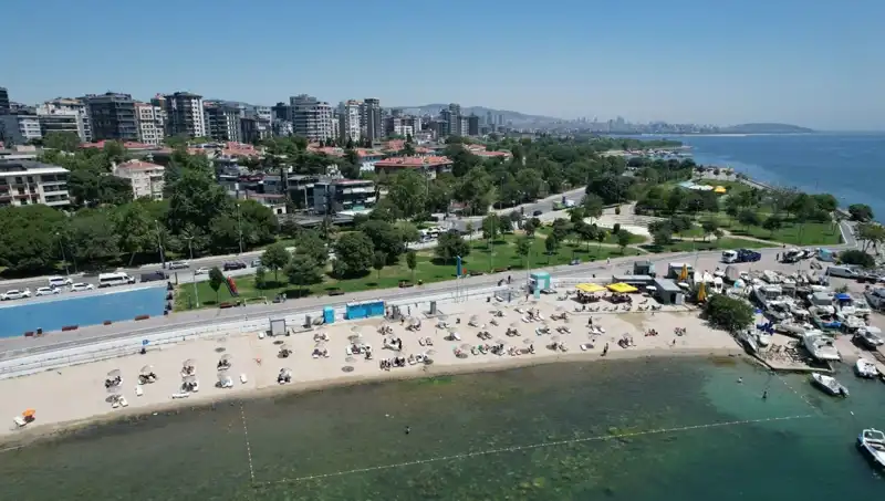 İstanbul'da Sıcak Hava Kaosu: Caddebostan Sahili Dolup Taştı!