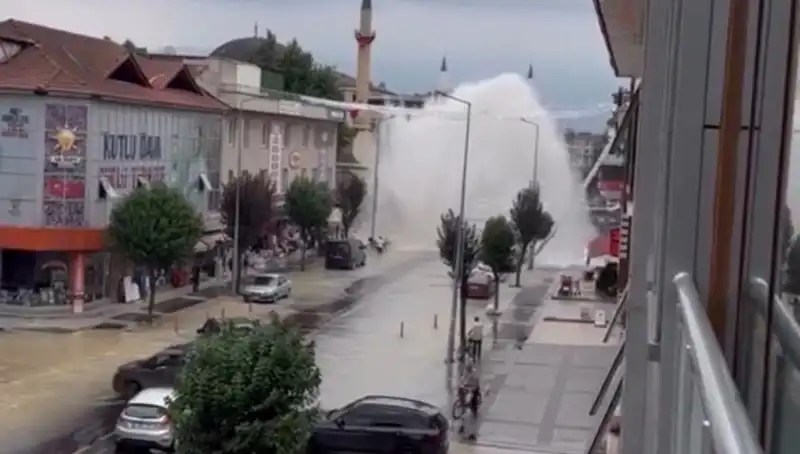 İçme Suyu Hattındaki Boru Patladı: Şehirde Su Fışkırması Paniğe Neden Oldu