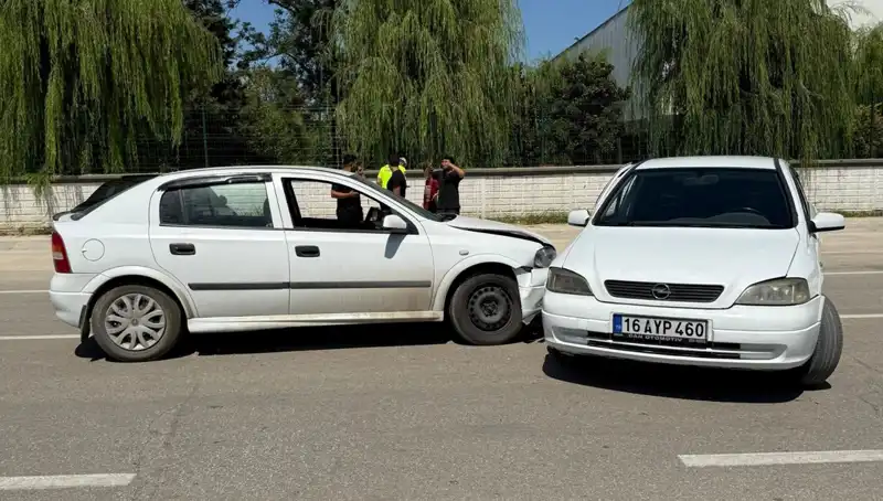 İki Otomobil Çarpıştı: Yolculardan İkisi de Yaralandı