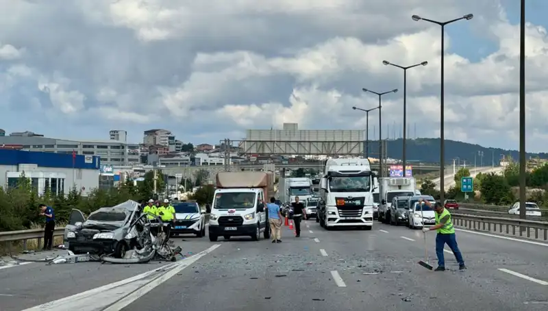 Otoyolda Şok Edici Kaza: Üç Kişi Araçta Sıkıştı, Trafik Tamamen Durdu!