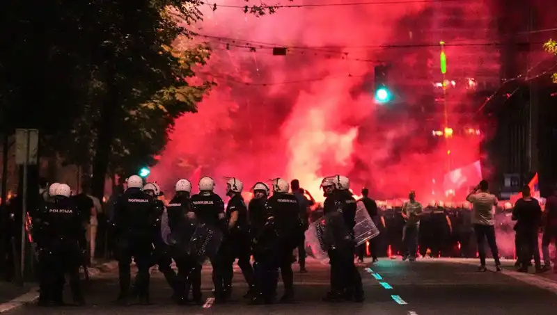 Sırbistan'da Erken Seçim Protestosu: On Binler Sokağa Çıktı, Gözaltılar Yaşandı!