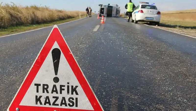 Otomobil Servis Minibüsüne Çarptı: 6 Çocukla 8 Kişi Yaralandı!