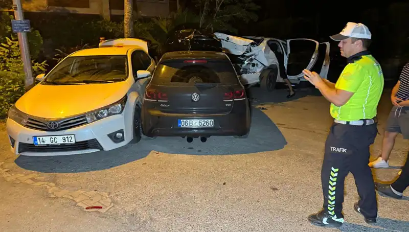 Alkollü Sürücü Dikkatsizliğiyle Sokağı Kaosa Sürükledi: Üç Araç Ziyan Oldu