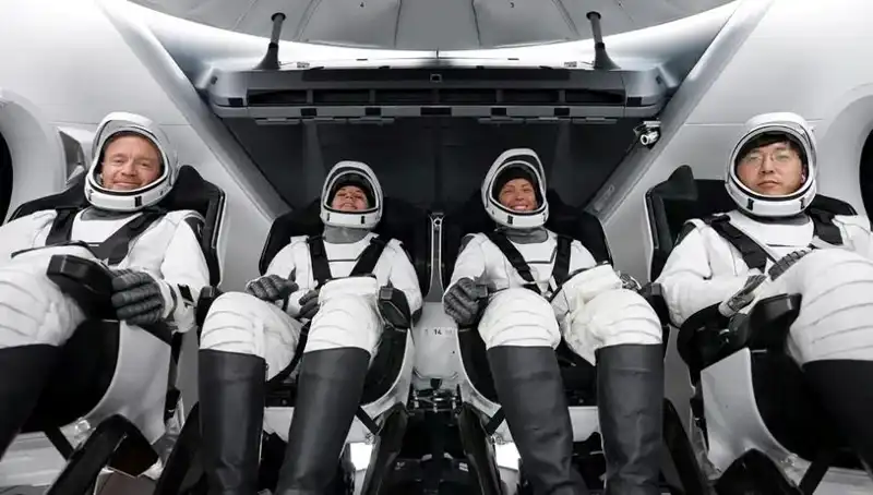 SpaceX'ten Tarihi Görev: Uzay Yolcuları Mutlu Bir Şekilde Dünyaya Döndü