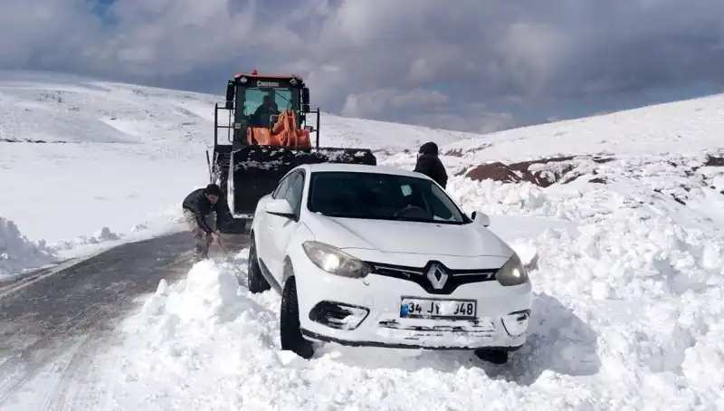 Muş'ta Kar Nedeniyle Mahsur Kalan 60 Kişi Kurtarıldı