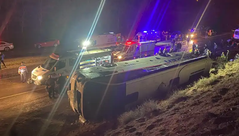 İşçi Servisi Feci Kazada Şarampole Devrildi: 23 Kişi Yaralandı