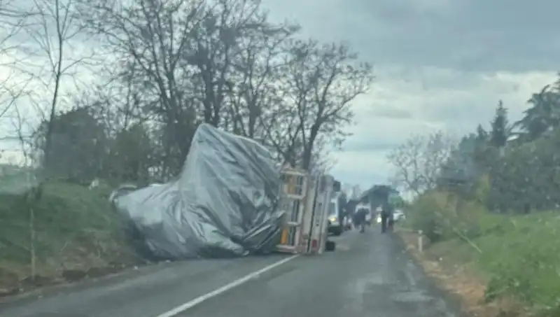 Tekirdağ'da Saman Yüklü TIR Devrildi: Korkutan Kaza ve Sonrası