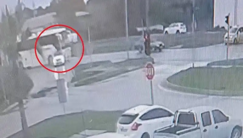 Kırmızı Işıkta Durdu, Yolcu Otobüsü Sürücüsü Kaza Yaptı: Olayın Ayrıntıları