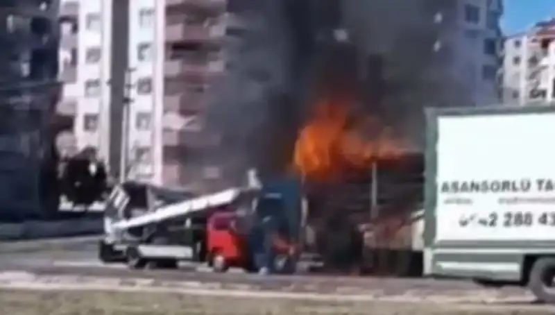 Alev Alev Yanan TIR, Kısa Sürede Kül Oldu!