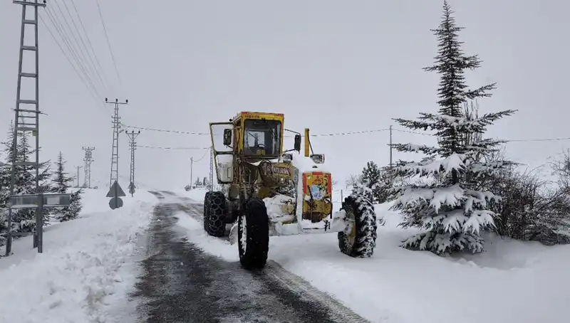 Kayseri'de Kardan Kapanan Yollar İçin Yoğun Mesai Başladı