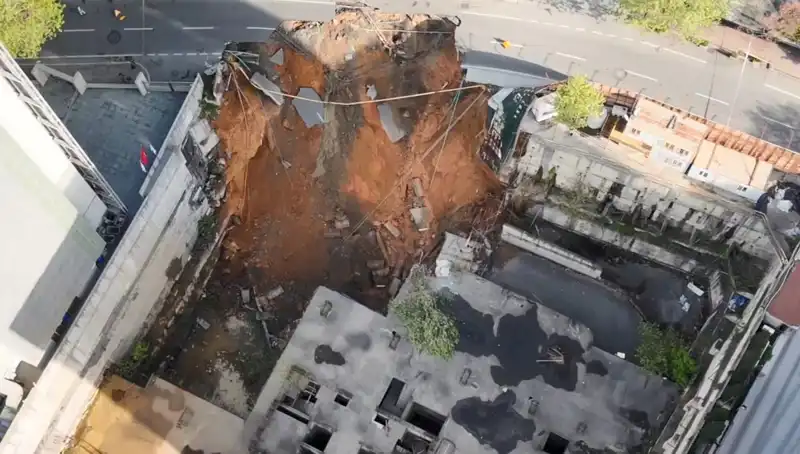 Sarıyer’de Yol Çökmesi: Cadde Uzun Süre Trafiğe Kapalı Kalacak