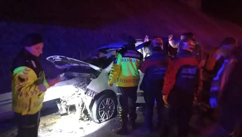 Bariyer Automobil İçine Saplandı: Şok Edici Kaza 4 Yaralıyla Sonuçlandı