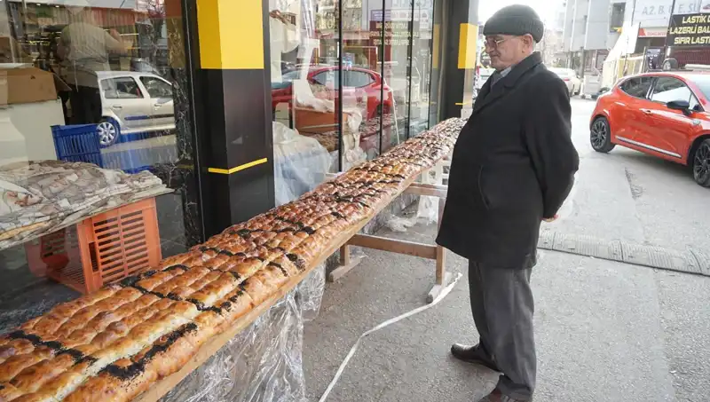 7 Metrelik Pide Rekoru: 8 Kişi İki Saatte Yaptı!