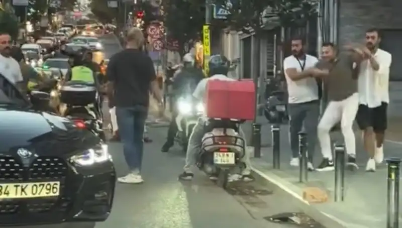 Nişantaşı’nda Yol Verme Kavgası: Kadının Üzerine Sopa ile Yürüyen Adam Şok Etti!