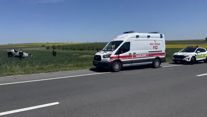 Edirne'de Devrilen Otomobildeki Sürücü ve Eşi Yaralandı, Kaza Anı Gözler Önünde