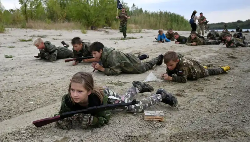 8 Yaşındaki Çocuklar Rus Askeri Kampında Savaş Eğitimi Alıyor!
