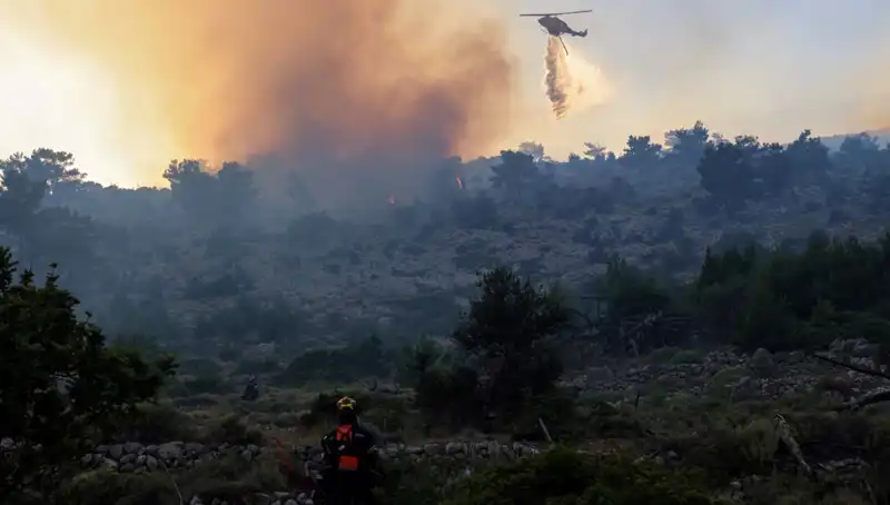 Eğriboz Adası'nda Büyüyen Orman Yangını: İki Köy Acil Olarak Tahliye Edildi