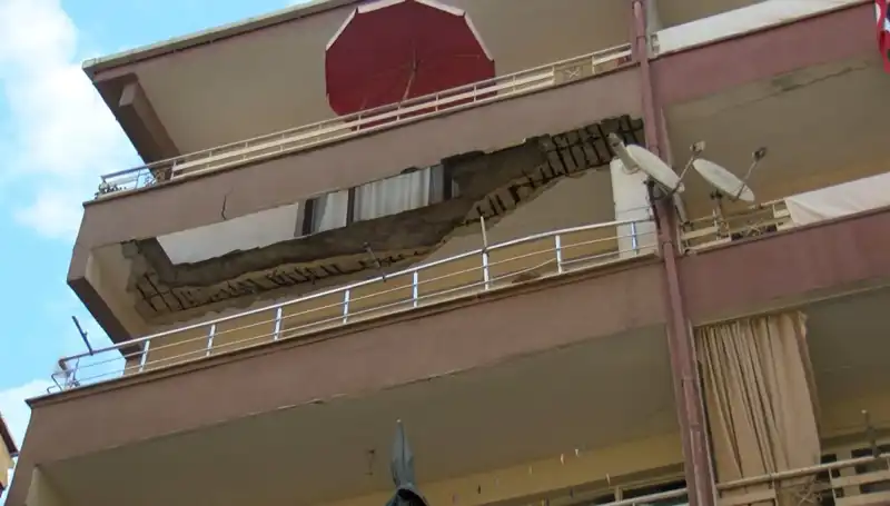 Güngören’de Korku Dolu Anlar: Beş Katlı Binanın Balkonu Göçtü!