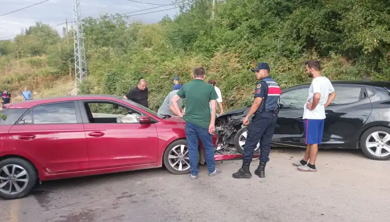 Karamürsel'de Trafik Kazası: İki Araç Çarpıştı, Dört Yaralı