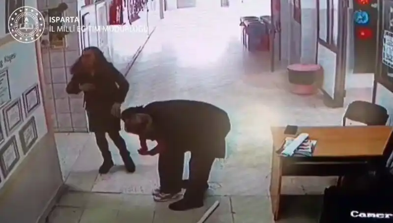 Öğretmenin Kahramanlığı: Heimlich Manevrası ile Öğrencisini Kurtardı