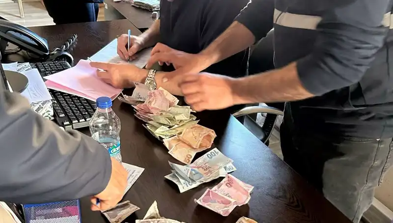Antalya'da Dilencilere Yönelik Operasyonda 19 Bin Lira Ele Geçirildi!