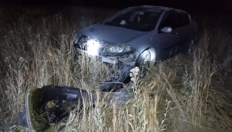 Burdur'da Otomobil Tarlaya Uçtu: İki Kişi Yaralandı, Sebebi Nedir?