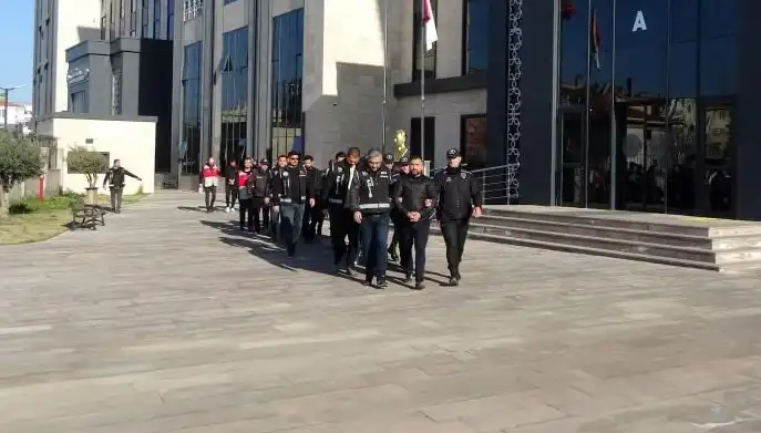 Otelde Balyozlu ve Bıçaklı Kavga: Gözaltılar Çığ Gibi Büyüdü!