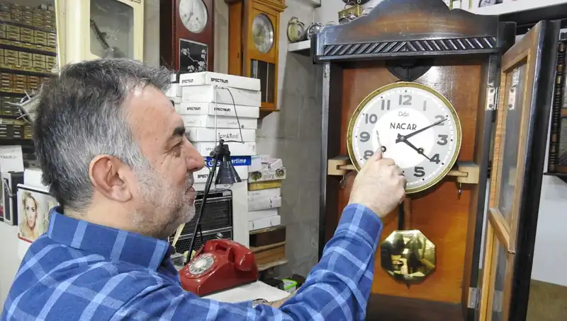 Tarihe Tanıklık Eden Saatler: 10 Metrekarelik Dükkanda Sanat ve Zanaat Buluşuyor