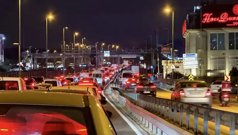 Yenibosna Metrobüs Yaya Üst Geçidinde Önemli Çalışmalar Başladı!