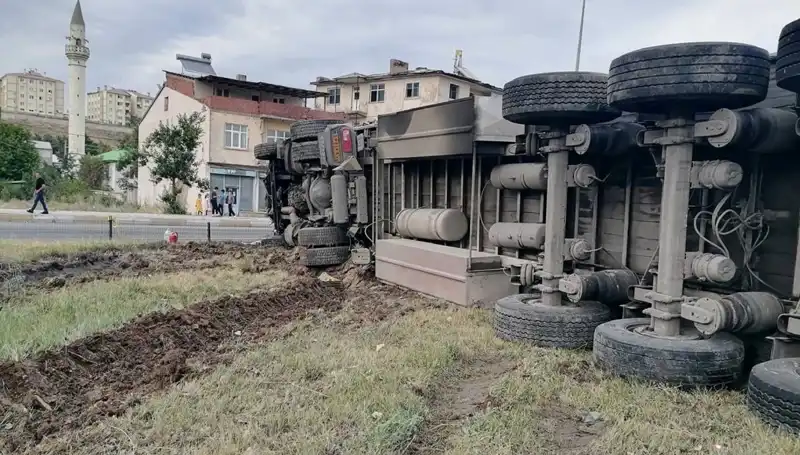 Erzurum'da Freni Boşalan TIR, Korkunç Bir Kazaya Yol Açtı