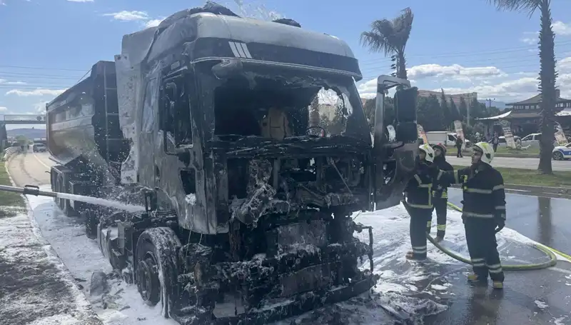 Kum Yüklü TIR Yangını, Trafiği Durma Noktasına Getirdi!
