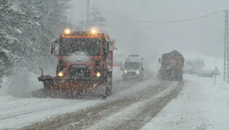 Batıda Bahar, Doğuda Kar: Yollar Kapandı, Kar Kalınlığı 40 Santimetreyi Aştı!