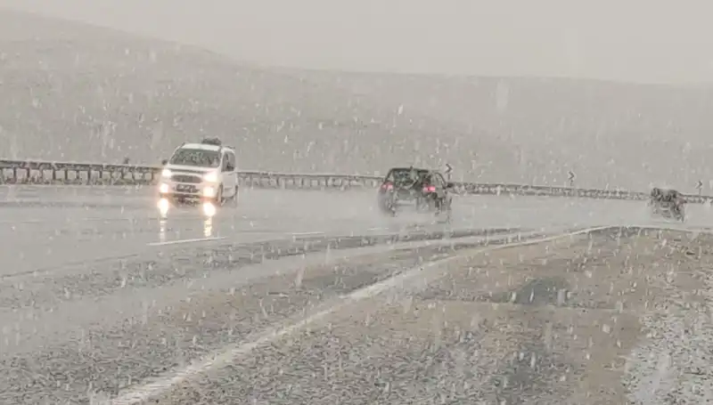 Nisan Ayında Kar Sürprizi: Bahar Gelmeden Kışa Dönüş