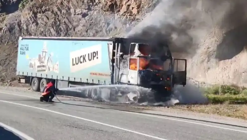TIR Yangını Korku Dolu Anlara Neden Oldu: Seyir Halindeyken Alev Alev Yandı