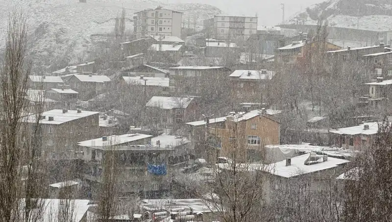 Hakkari’de Nisan Ayında Yağan Kar, Şehri Beyaza Bürüdü